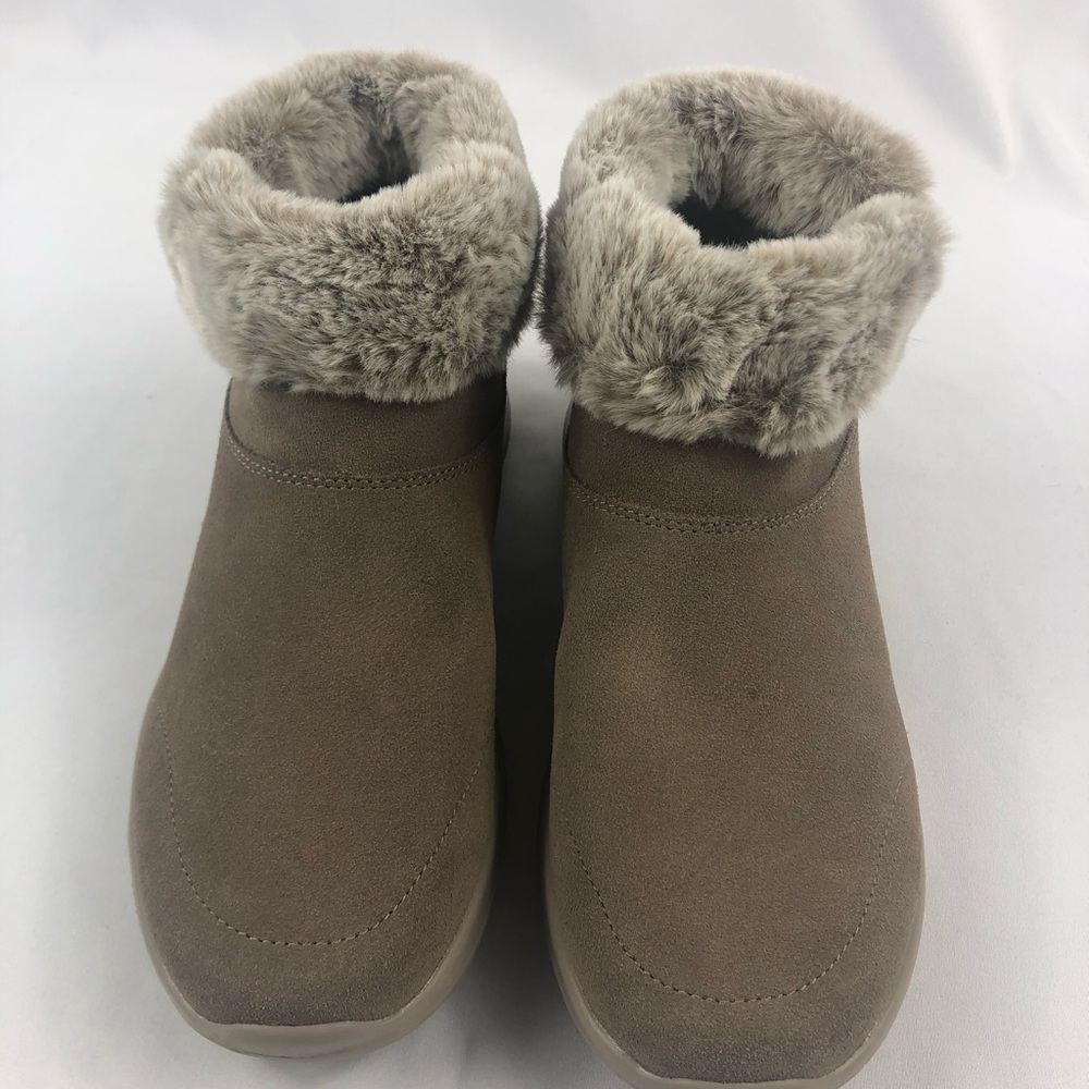 Sketchers Women’s winter ankle boot size 9 Air cooled Goga mat Tan Suede
